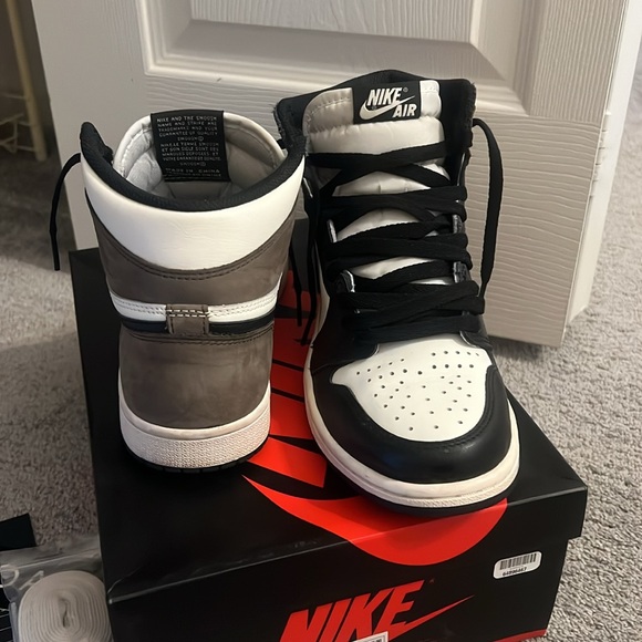 Air Jordan 1 Retro High OG 'Dark Mocha' - Picture 4 of 10